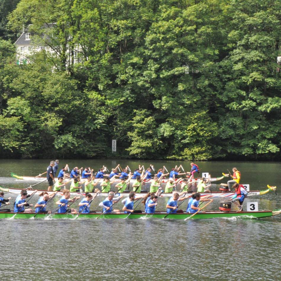 Stadtgrenze von Wuppertal und Radevormwald: Auf dem Stausee sind wieder die Drachen los
