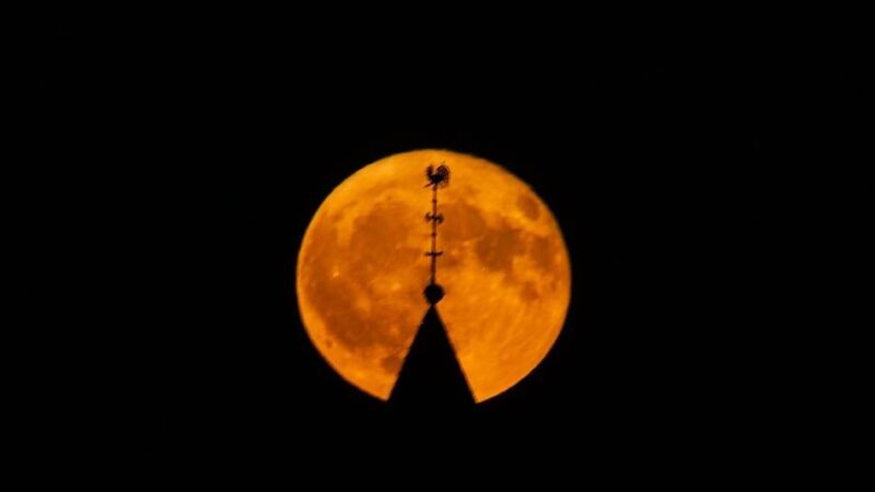 Naturschauspiel in Goch: Erdbeermond so nah an der Kirche in Asperden