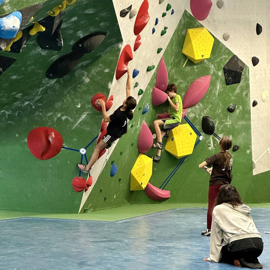 Wettkampf und Familientag am 14. Juni: In Kleves Boulderhalle wird bald um die Wette geklettert