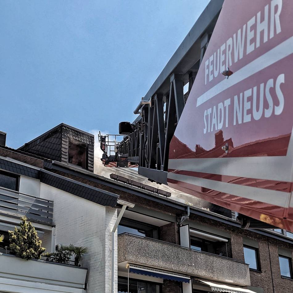 Verpuffung in Neuss: Feuerwehr löscht Zimmerbrand in Allerheiligen