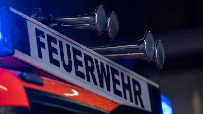 Zwei Feuerwehreinsätze in Leverkusen: Rauchmelder rettet einen Mann vor dem Erstickungstod