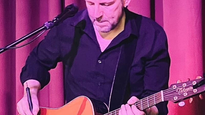René Pütz als One-Man-Band: Lieder wie für einen Sonntag gemacht