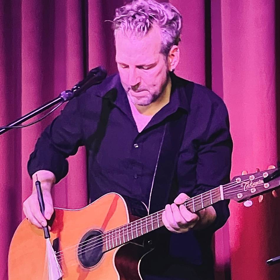 René Pütz als One-Man-Band: Lieder wie für einen Sonntag gemacht