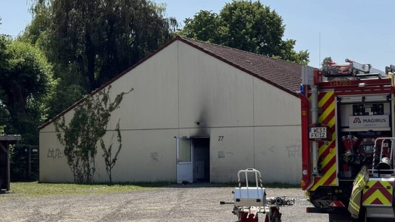 Polizei ermittelt wegen Brandursache: Feuer in Flüchtlingsunterkunft in Xanten – Gebäude ist unbewohnbar