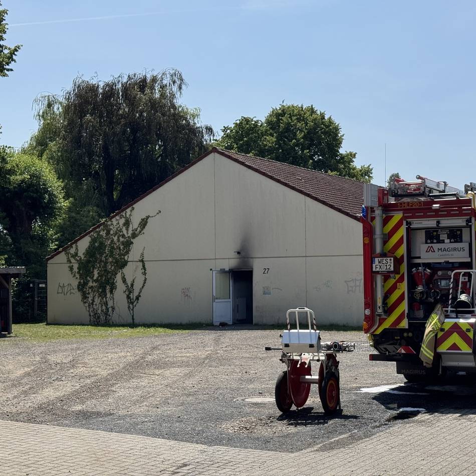 Polizei ermittelt wegen Brandursache: Feuer in Flüchtlingsunterkunft in Xanten – Gebäude ist unbewohnbar