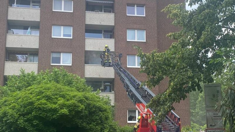 Großeinsatz der Feuerwehr: Küchenbrand in Neusser Mehrfamilienhaus