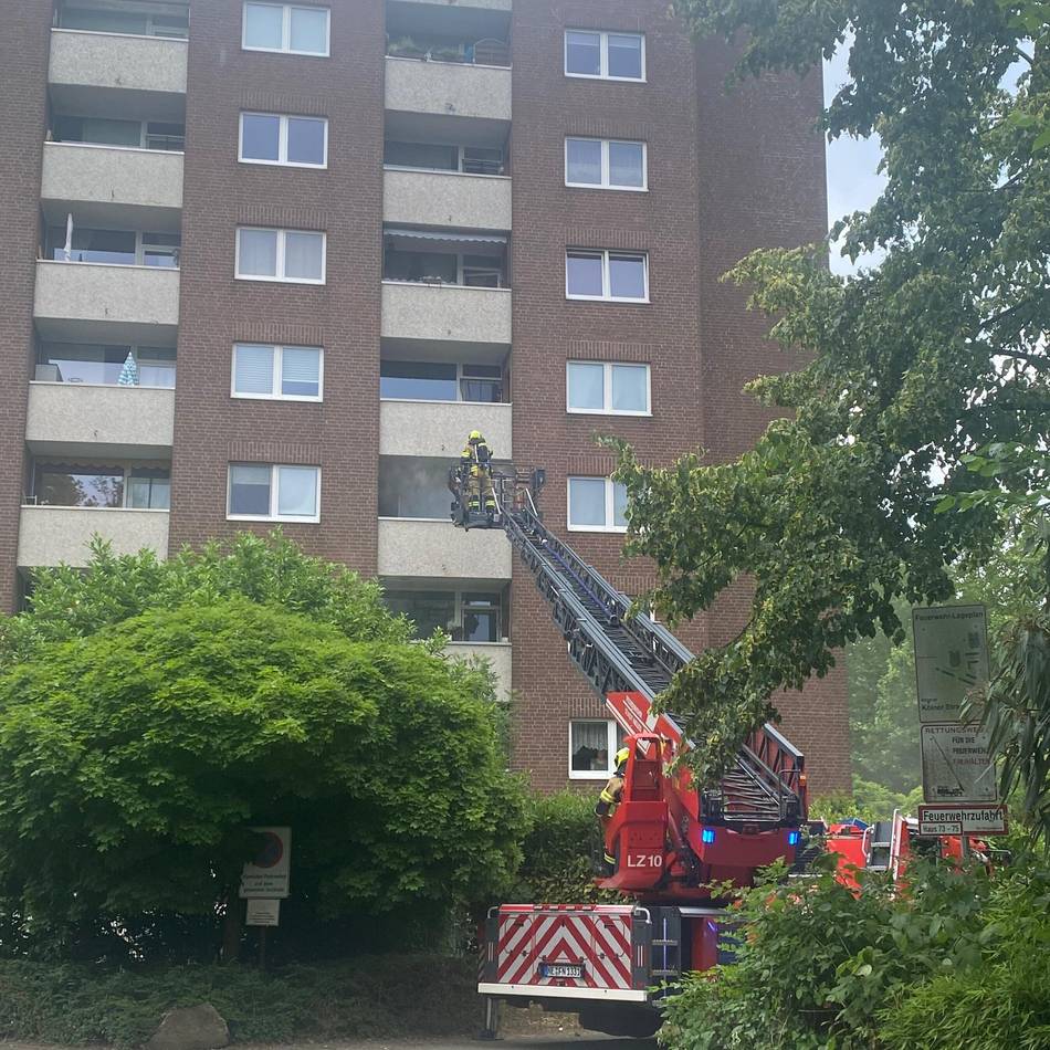 Großeinsatz der Feuerwehr: Küchenbrand in Neusser Mehrfamilienhaus