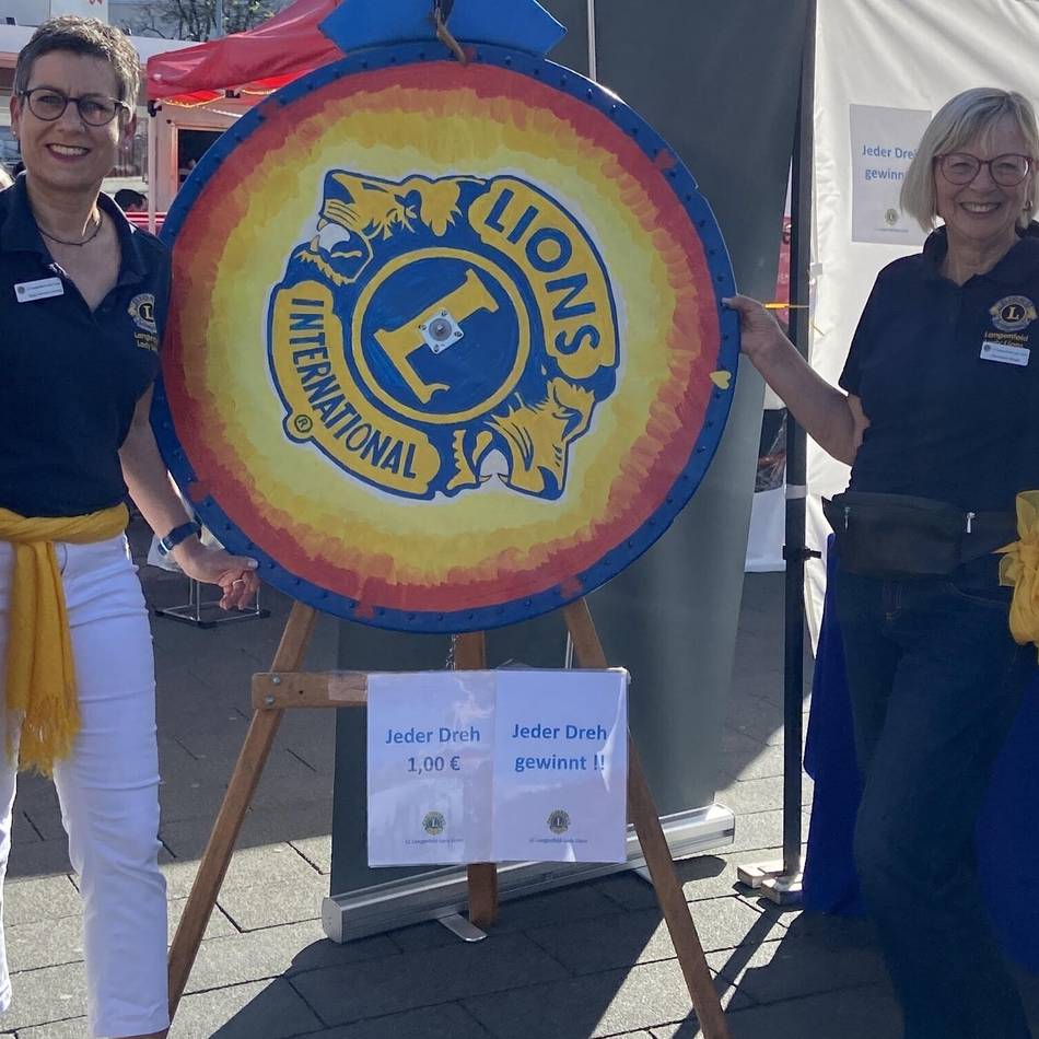 Auf dem Stadtfest in Langenfeld: Lady Lions sammeln mit dem Glücksrad knapp 2000 Euro