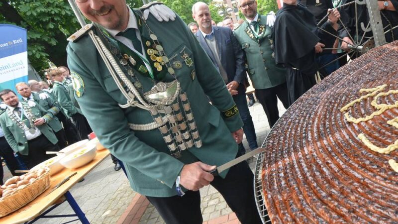 Schützen-Event auf der Neusser Furth: Wie grillt man eine 200-Meter-Wurst?