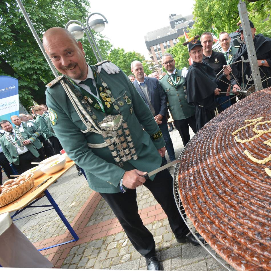 Schützen-Event auf der Neusser Furth: Wie grillt man eine 200-Meter-Wurst?