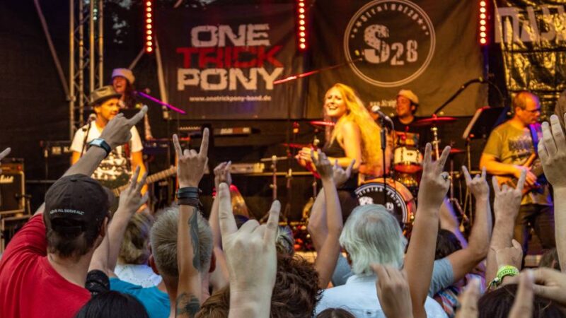 Livemusik zum Kirmesstart: Parkfest lockt Tanzfreudige mit drei Bands