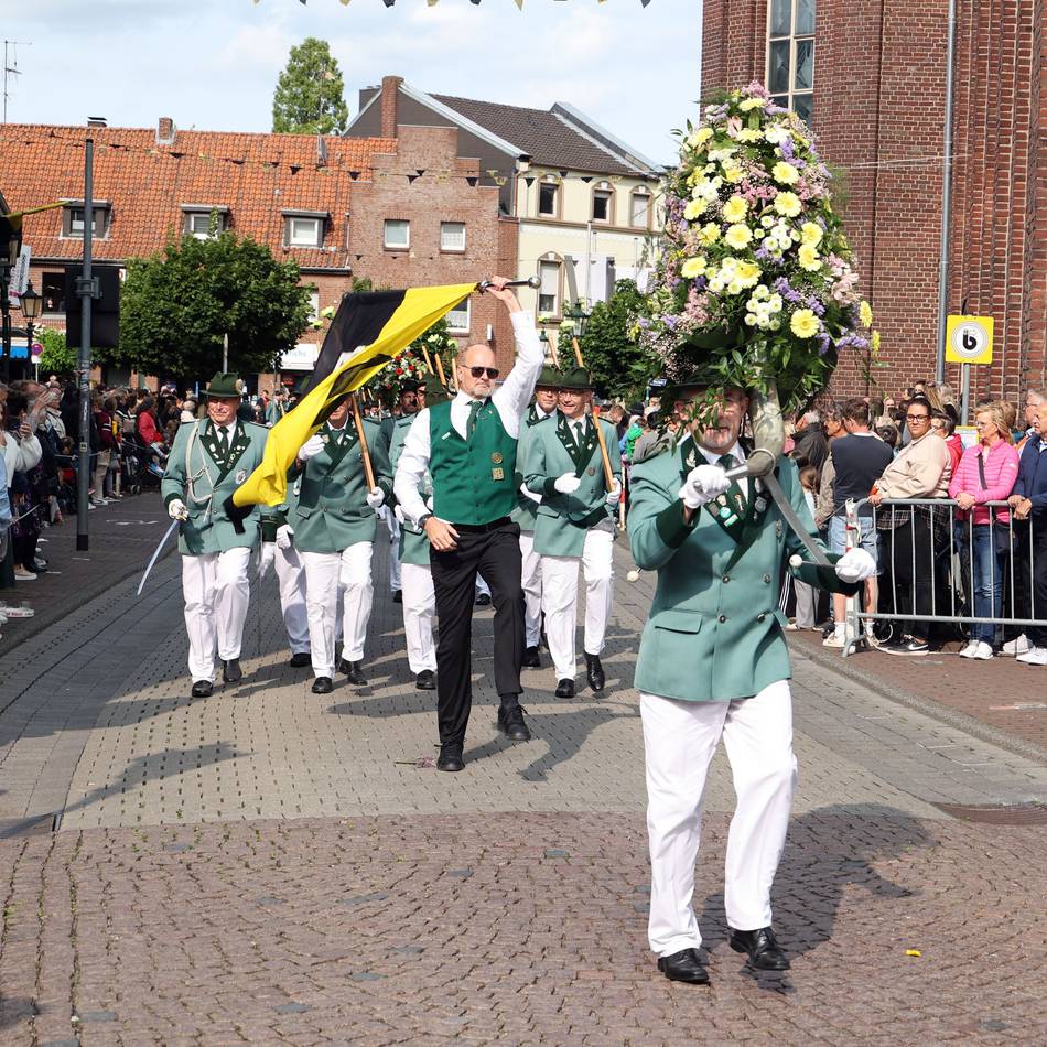 Unges Pengste 2025 in Korschenbroich: Sonne für Königsparade und Gänsehautmoment beim Großen Zapfenstreich