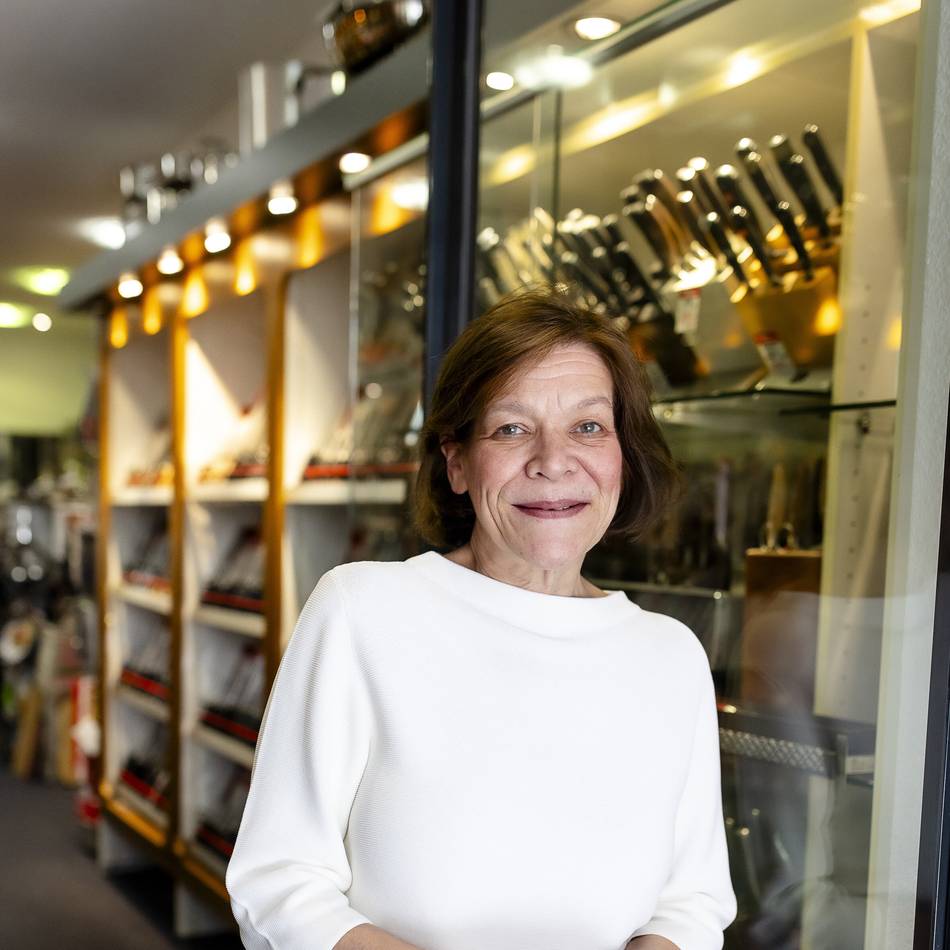 Fachhandel in Düsseldorf: Ulrike Zäh verkauft Messer in der Altstadt – und zwar gerne