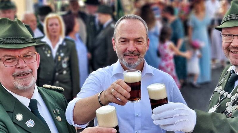 Fassanstich am Freitagabend: Hildener Schützen starten ihr Fest bei 33 Grad