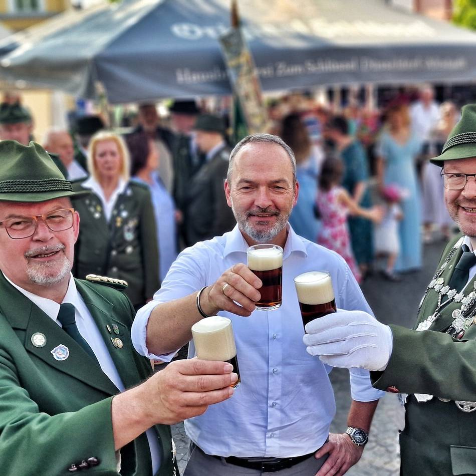 Fassanstich am Freitagabend: Hildener Schützen starten ihr Fest bei 33 Grad