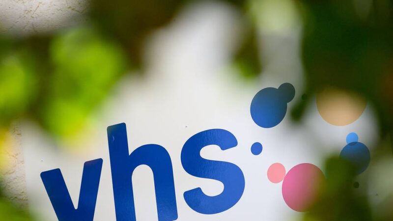 Ein Leben lang lernen: Volkshochschule lehrt Spanisch für den Urlaub
