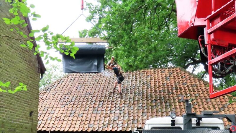 Renovierungsarbeiten in Hinsbeck: Teichfolie kommt aufs Dach der historischen Scheune