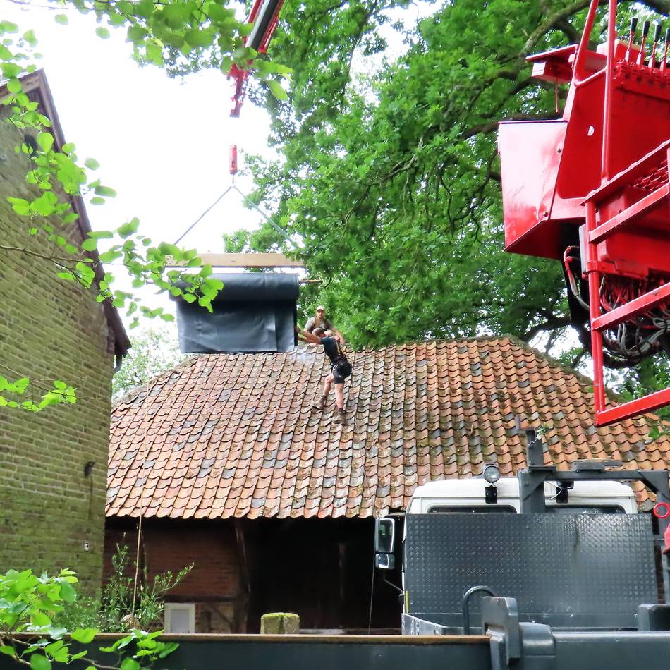 Renovierungsarbeiten in Hinsbeck: Teichfolie kommt aufs Dach der historischen Scheune