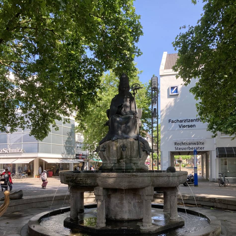 Remigiusbrunnen in der Viersener Innenstadt: Ein Schutzpatron in der Fußgängerzone