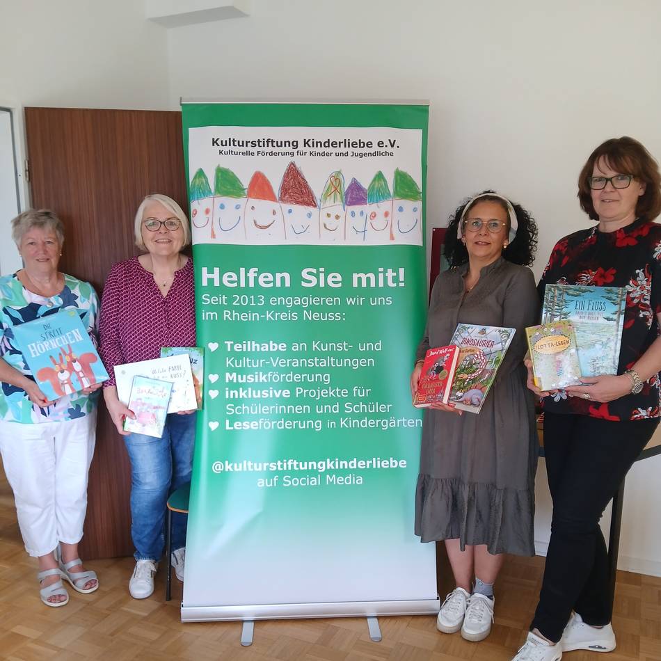 Spende für Büttgener Buchladen „Seitenreich“: „Kinderliebe“ unterstützt Bücherei Haus Regenbogen