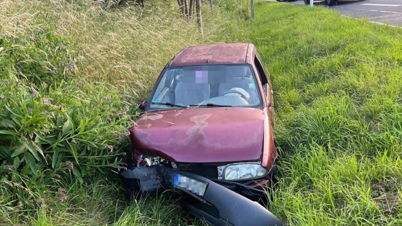 Unfall in Radevormwald: Zwei Männer flüchten nach Frontalzusammenstoß