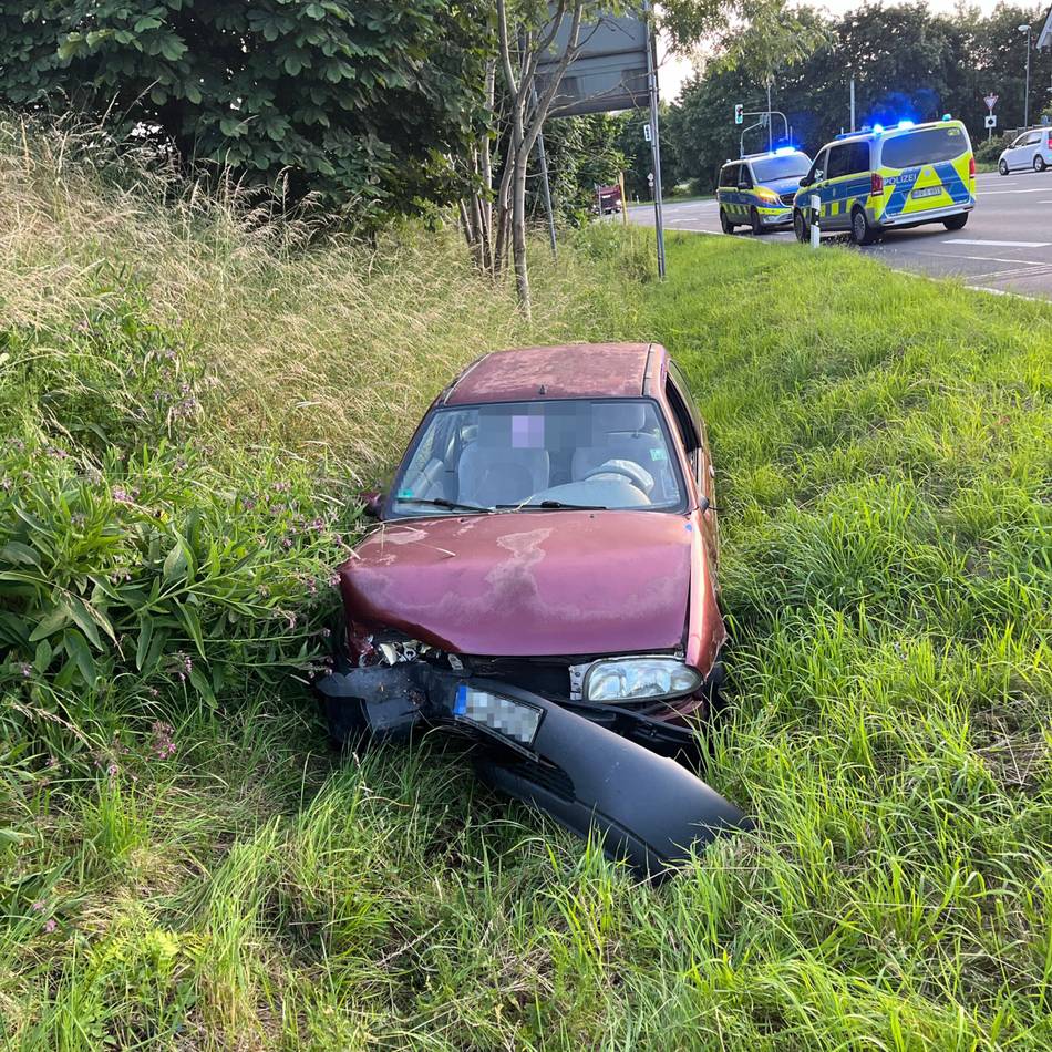Unfall in Radevormwald: Zwei Männer flüchten nach Frontalzusammenstoß