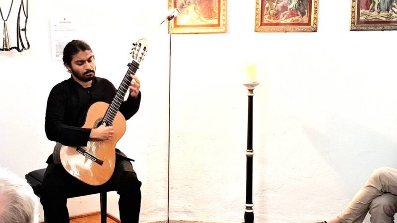 Konzert in der Kreuzkapelle Hinsbeck: Auf Tuchfühlung mit einem virtuosen Gitarristen