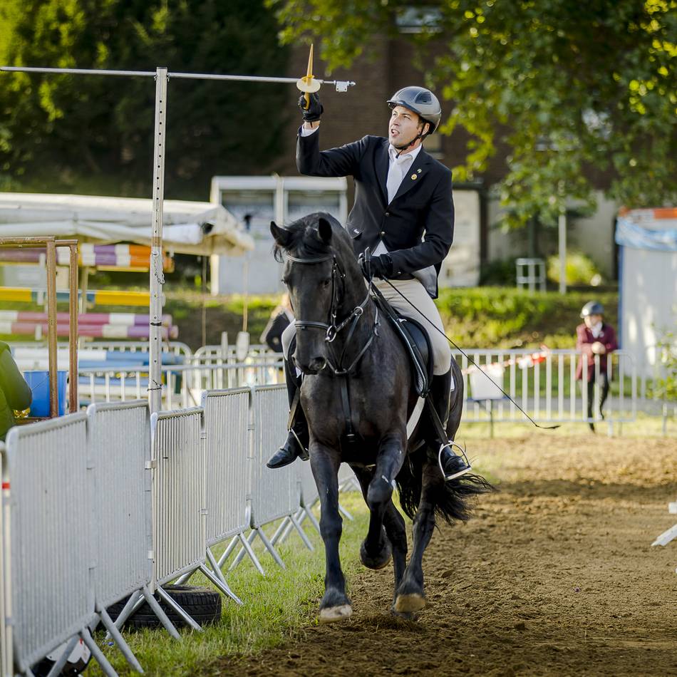 Pferdesport in Düsseldorf: Schützen ermitteln den Stadtmeister im Ringstechen