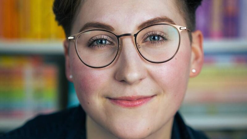 Lesung zum Pride Month: Queere Geschichten, die fehlten – Alicia Zett liest in Niederkrüchten