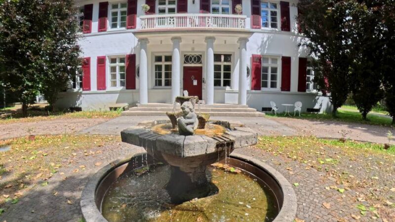 Opladens alte Stadthalle: Brunnen an der Villa Weskott sprudelt wieder