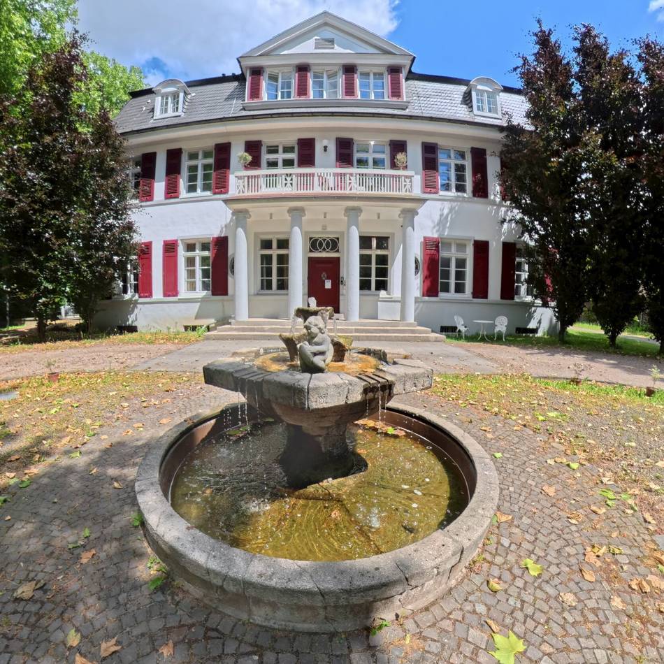 Opladens alte Stadthalle: Brunnen an der Villa Weskott sprudelt wieder