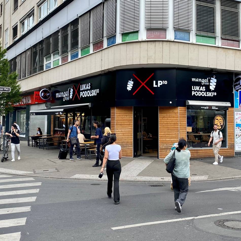 Prozess in Düsseldorf: Streit am Imbiss eskaliert – Grevenbroicher wegen Flaschenangriffs vor Gericht
