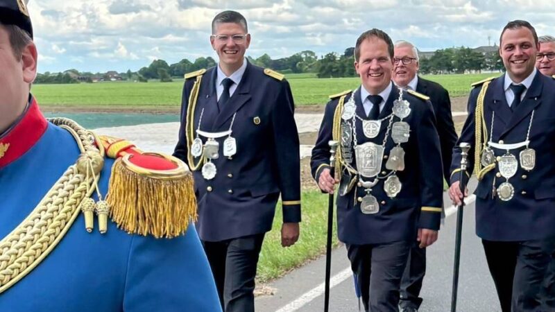 Schützenfest der St. Jakobus Bruderschaft Lüttelforst: Kinderkönig warf den Vogel mit einem Tennisball ab