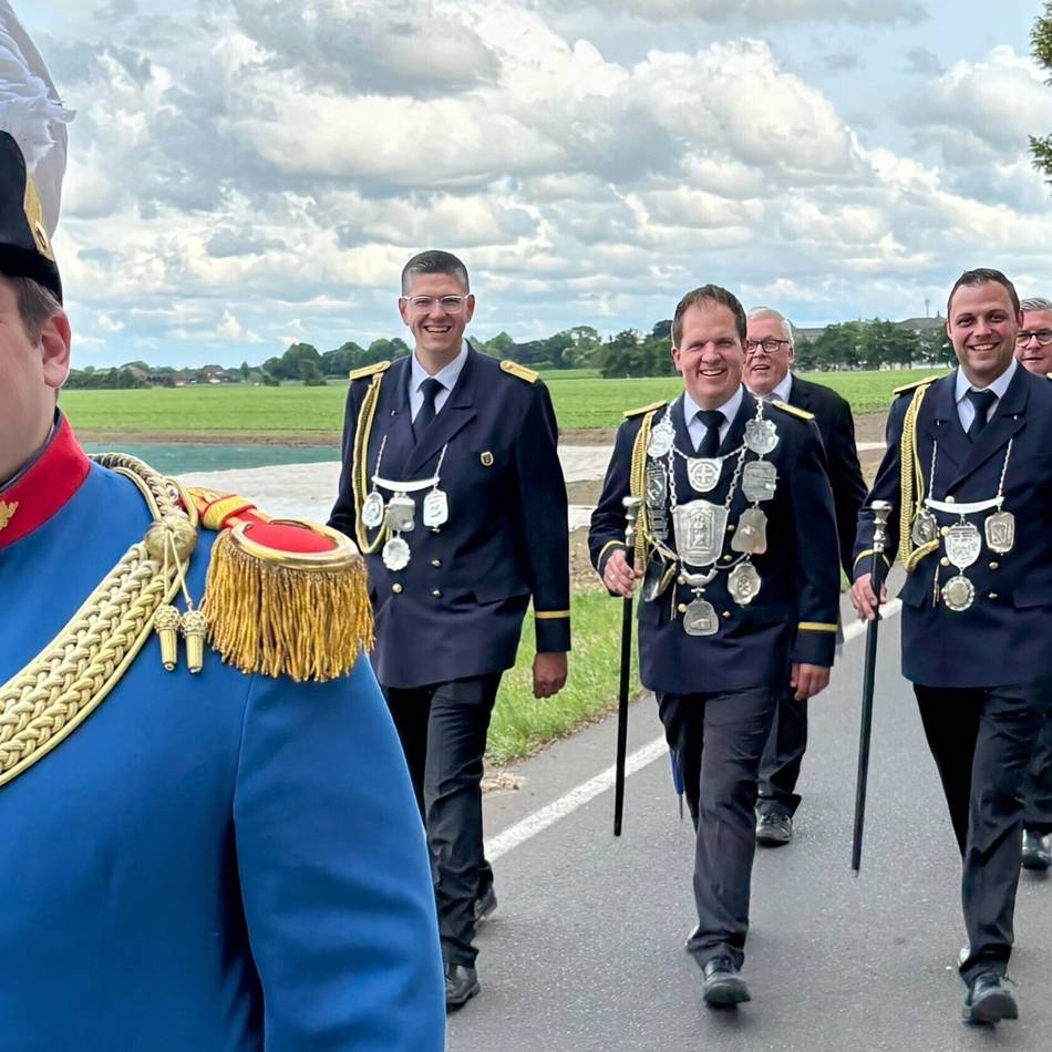 Schützenfest der St. Jakobus Bruderschaft Lüttelforst: Kinderkönig warf den Vogel mit einem Tennisball ab