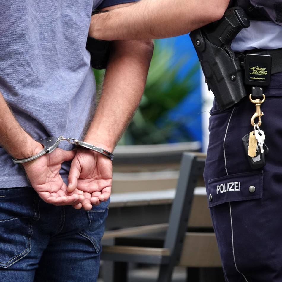 Gesuchter fällt in Weeze auf: Urkundenfälscher am
Flughafen festgenommen