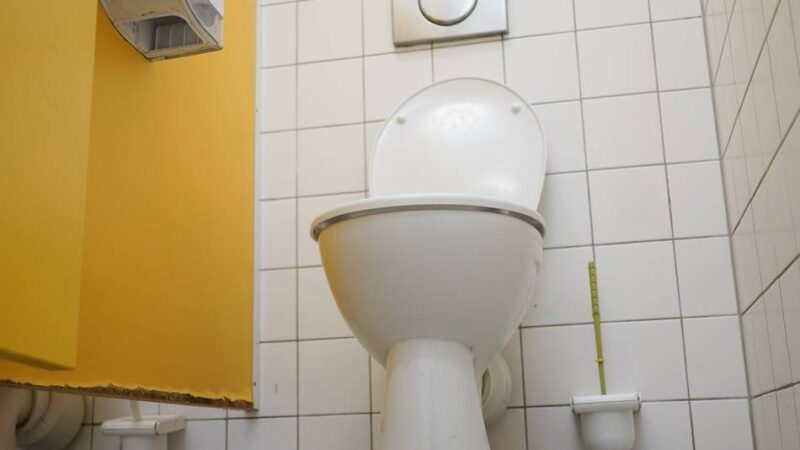 Vandalismus und Verschmutzungen in Neuss: SPD und Grüne fordern neue Konzepte für Schultoiletten