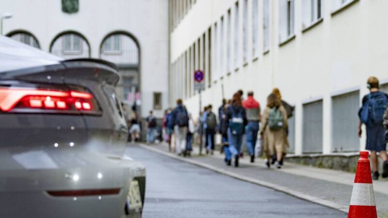Verwaltung prüfte die Möglichkeiten: Debatte um Schulstraßen – wie sinnvoll sind Straßensperrungen an Schulen in Kevelaer?