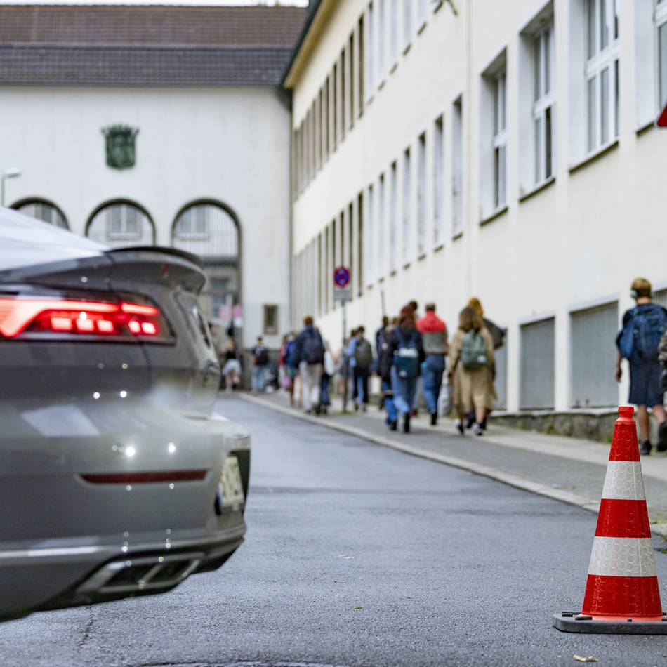 Verwaltung prüfte die Möglichkeiten: Debatte um Schulstraßen – wie sinnvoll sind Straßensperrungen an Schulen in Kevelaer?