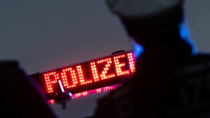 Kurioser Unfall in Duisburg: Erst Schokolade geklaut, dann vom Auto angefahren