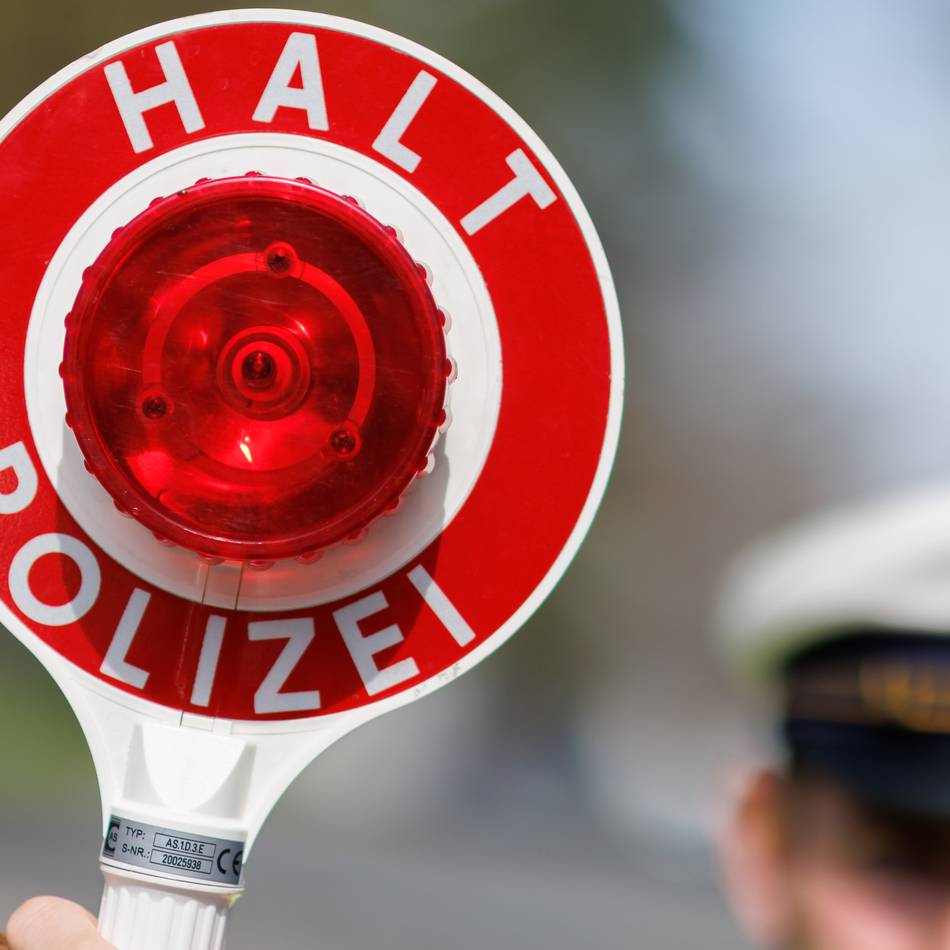 Kontrollaktion der Polizei in Leverkusen: Mit Tempo 100 vorbei an der Schultür