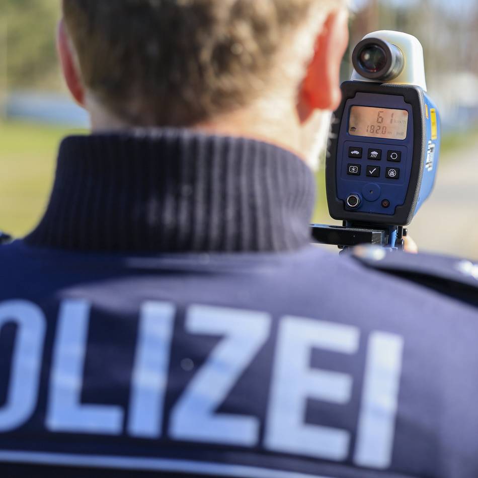 Tempokontrollen in Düsseldorf: 126 km/h statt 60, verbotenes Rennen und ein offener Haftbefehl