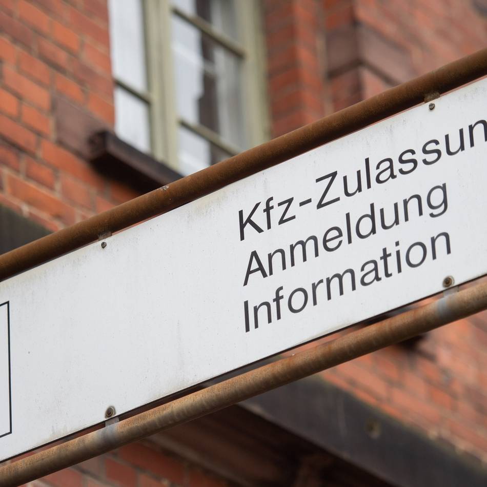 Schwalmtaler zahlt bar ohne Quittung: Zulassungsdienst oder Abzocke? Kurioser Deal vor Viersener Amt
