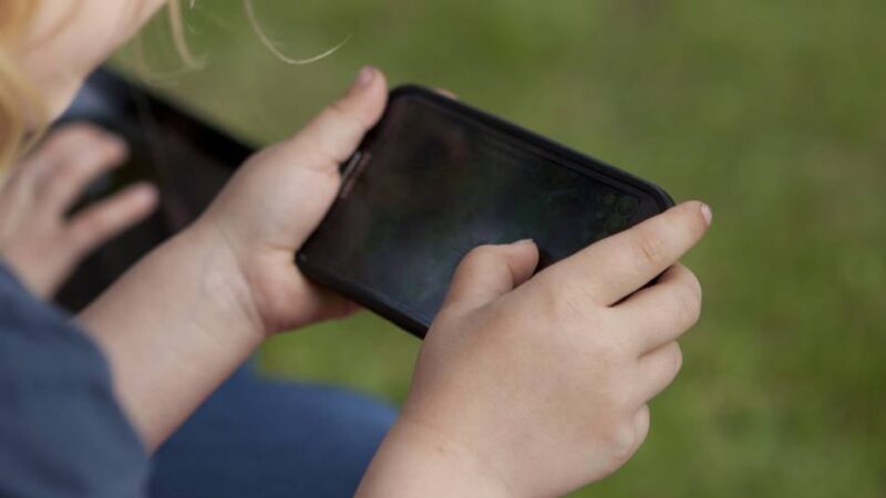 Kinderärztin aus Mönchengladbach berichtet: Welchen Einfluss lange Bildschirmzeiten auf Kinder haben