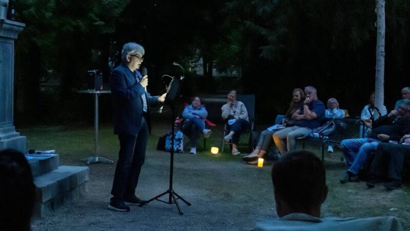 Sommernachtslesung auf dem Friedhof: Erkelenz liest und singt bis nach Mitternacht