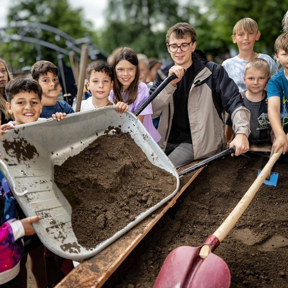 Ferienprojekt in Langenfeld: Schulgarten der OGS Richrath-Mitte wird mit Hochbeeten erweitert
