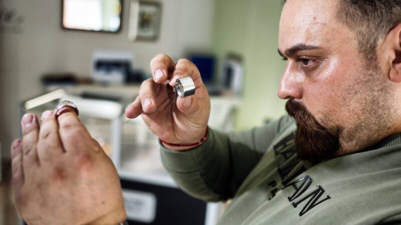 Echte Werte erkennen: Neues Fachgeschäft für Schmuck und Antiquitäten in Monheim