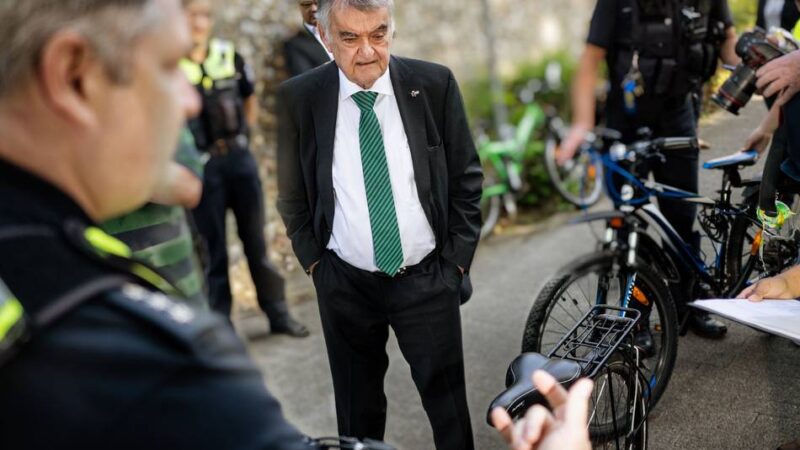 Sicherheit auf dem Schulweg: Innenminister Herbert Reul besucht Monheimer Grundschule