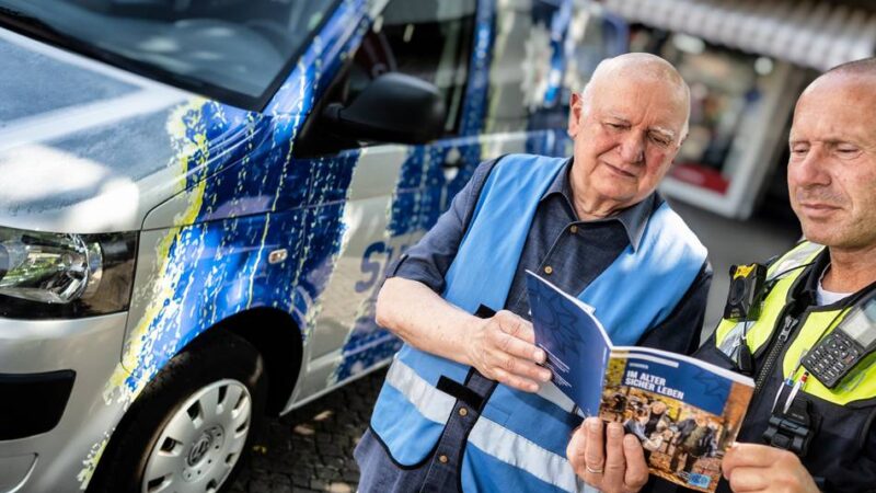 Thema Seniorensicherheit: „Streifenwagen“ der Kreispolizei Mettmann macht Halt in Monheim