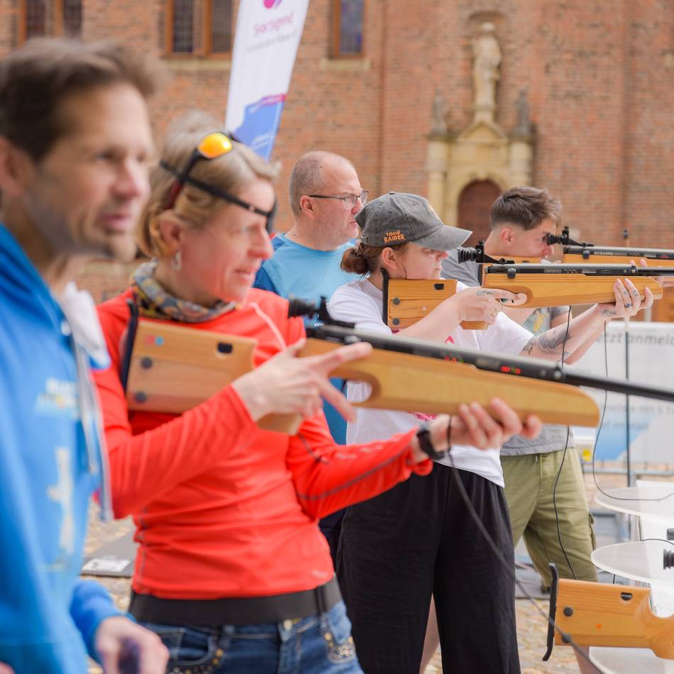 Aktion auf dem Markt: Kalkarer Biathleten testen Wintersport im Sommer