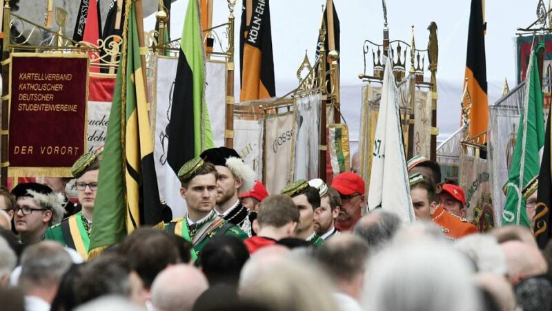 Prozessionen, Wege und Angebote: Hier ziehen Katholiken zu Fronleichnam durch Meerbusch